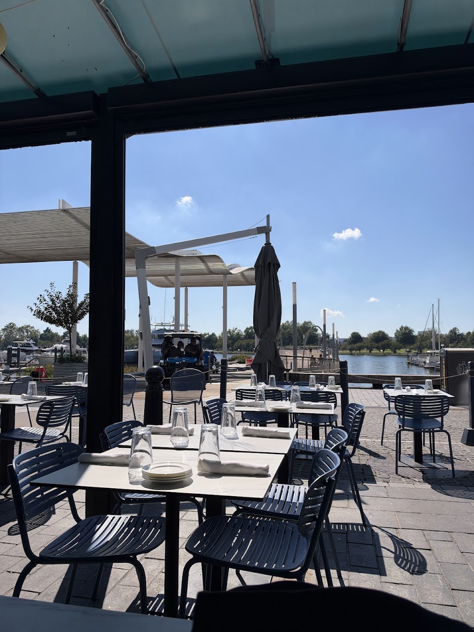 Hank’s Oyster Bar on the Wharf